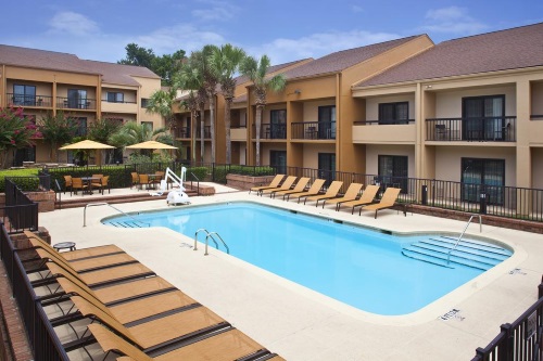 Courtyard by Marriott Tallahassee buiten met zwembad